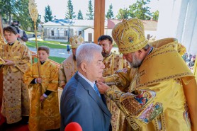 Fără măști și distanță socială, Vladimir Voronin, decorat de Mitropolit cu o distincție religioasă